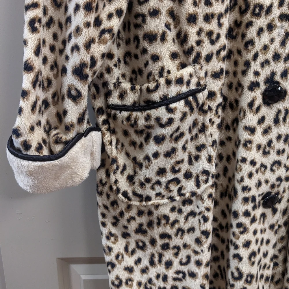 Leopard Print Fleece Robe - Picture 5 of 16